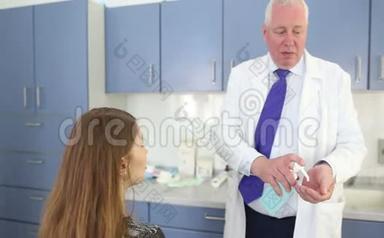 整形外科医生在美容诊所做鼻子整形手术前咨询一位女病人